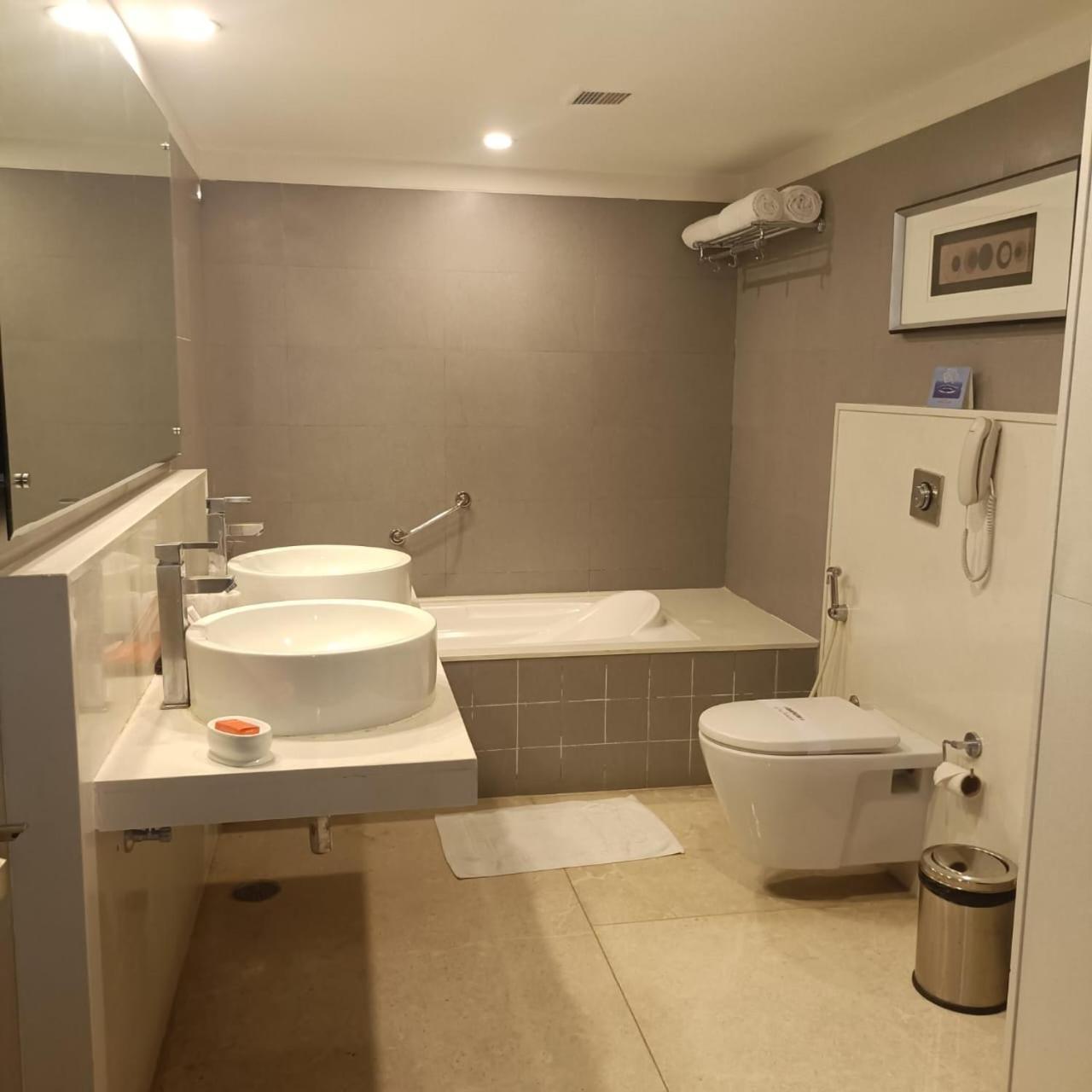 Royal Park Kakinada Hotel Luaran gambar